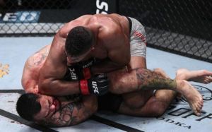 Алистар Оверим финишировал Аугусто Сакаи на UFC on ESPN+ 34