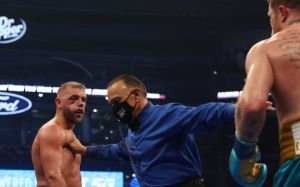 Тренер Сондерса о поражении Альваресу: "Билли Джо сражался достойно, пока не получил травму"