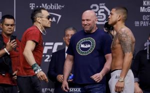 Тони Фергюсон победил Энтони Петтиса в одном из лучших боев года на UFC 229