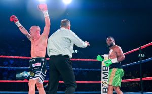Михал Чеслак не заметил Жана Паскаля и завоевал временный титул WBC в первом тяжелом весе