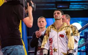 Артем Далакян в третий раз защитил свой титул WBA, остановив Саравута Таворнхама