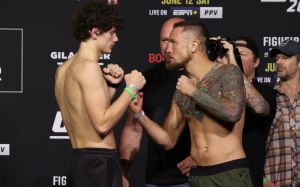 Видео боя Чейс Хупер - Стивен Петерсон UFC 263