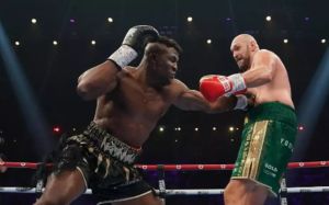 Фрэнсис Нганну сравнил гонорар за бой с Тайсоном Фьюри с заработком в UFC: "Об этом нужно сказать"