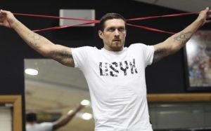 Александр Усик присел с 40-килограммовой гирей над головой