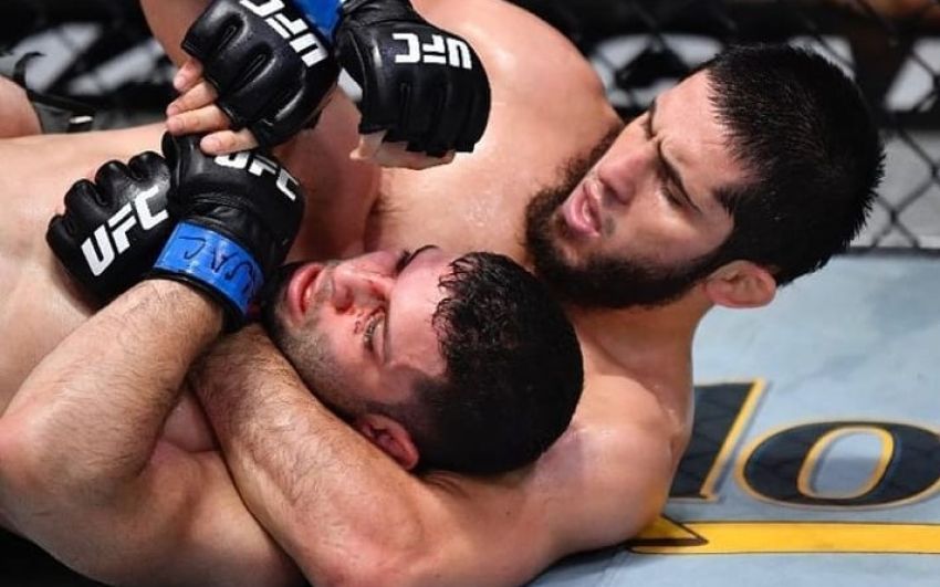 Ислам Махачев "задушил" Тиаго Мойзеса в главном бою UFC on ESPN 26