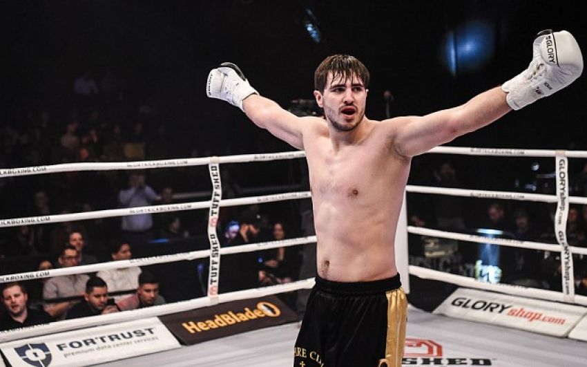 Артем Вахитов отстоял свой титул в бою с Донеги Абеной на Glory 66