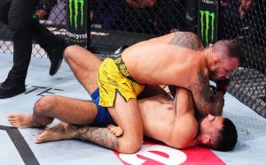 Ренато Мойкано избил Бенуа Сен-Дени на UFC Fight Night 243