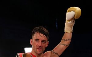 Ли Хэскинс остоял титул IBF в бою против Моралеса 