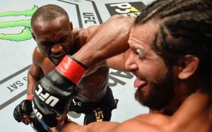 Камару Усман победил Хорхе Масвидаля, защитив пояс на UFC 251