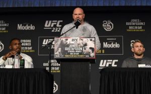 Пресс-конференция участников турнира UFC 232 может пройти в аэропорту