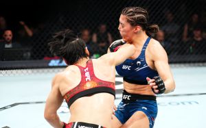 Вейли Жанг уверенно защитила титул в бою с Татьяной Суарес на UFC 312