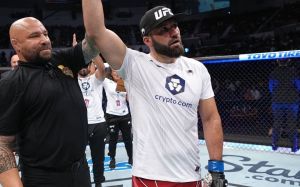 Азамат Мурзаканов досрочно остановил американца Кларка на турнире UFC on ESPN 41