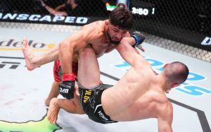 Арман Царукян победил Дамира Исмагулова на UFC Fight Night 216
