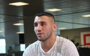 Участник WBSS Йилдырым помогает Альваресу готовиться к бою с Головкиным