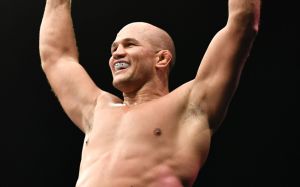 Зарплаты и бонусы участников турнира UFC Fight Night 146: Льюис - Дос Сантос