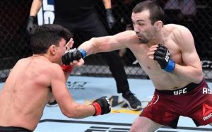 Аскар Аскаров уверенно победил Джозефа Бенавидеса на UFC 259