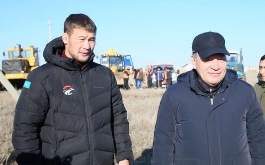Казахстанская звезда UFC построит дом для пострадавшей от наводнения семьи