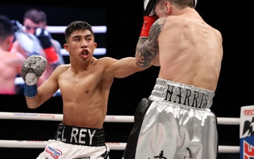 Хулио Сезар Мартинес победил Джея Харриса, защитив титул WBC в наилегчайшем весе