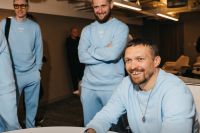 Александр Усик предложил команде Дюбуа драку в центре Лондона после споров о запрещенном ударе: видео