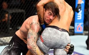 Цирк или спорт? Топ-5 самых противоречивых решений руководства UFC
