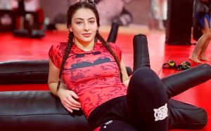 Лиана Джоджуа обратилась к хейтерам в обтягивающем платье