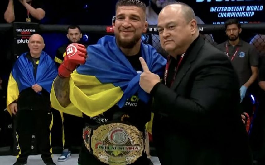 Усик поздравил Амосова с победой