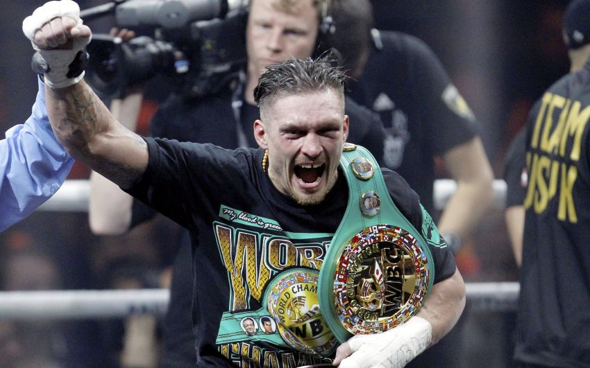 Александр Усик получил специальный пояс WBC
