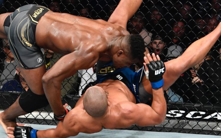 Фрэнсис Нганну победил Сирила Гана, защитив титул чемпиона UFC