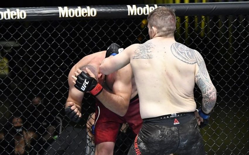 Крис Докос финишировал Алексея Олейника в первом раунде на UFC Fight Night 185