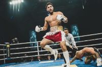 Садриддин Ахмедов досрочно выиграл в бою с Джонни Наваретте