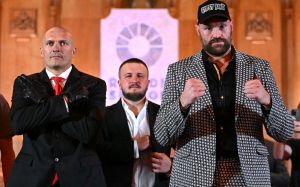 "Разгромно победит:" Владимир Хрюнов дал неожиданный прогноз на бой Усик - Фьюри 2