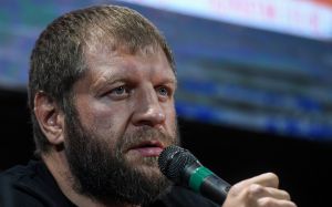Кокляев "стреляет из веника", Емельяненко переходит от слов к действиям