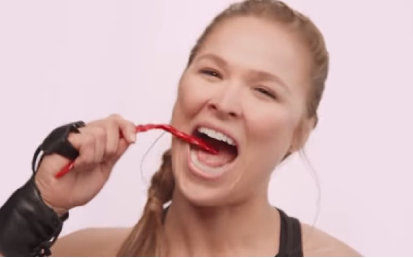 Ронда Роузи снялась в рекламе жевательных конфет Twizzlers