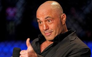 Джо Роган — о трансгендерах в UFC: "Представьте, если бы небинарной женщине пришлось драться с Нганну"