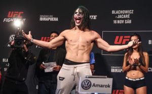 Боец UFC Маркус Перес пришел на взвешивание в знаменитом образе Джокера Хита Леджера