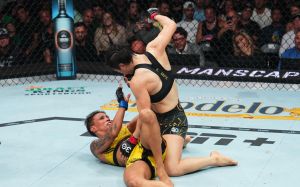 Вейли Жанг успешно защитила титул, уверенно победив Аманду Лемос на UFC 292