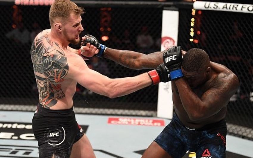 Александр Волков финишировал Уолта Харриса на UFC 254