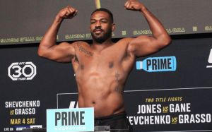 Взвешивание UFC 285: Джонс тяжелее Гана, двое бойцов не сделали вес