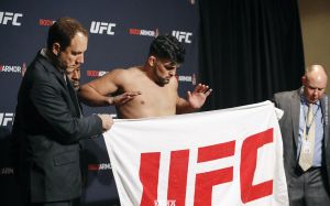 Келвин Гастелум оперся на своего тренера во время взвешивания перед UFC 244