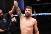 Ярослав Амосов засабмитил Хоэля Альвареса во втором раунде на UFC 328