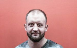 "Лучше заработать полугодовую зарплату, маша руками, чем трудиться на заводе". Романкевич высказался о дебюте Емельяненко
