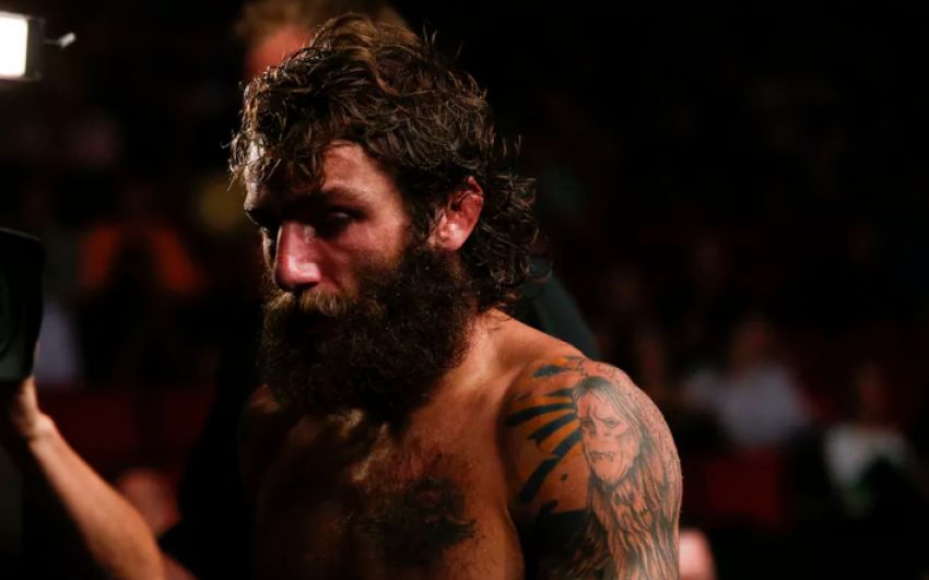 Бой Майкл Киеса - Энтони Петтис на UFC 223 отменен