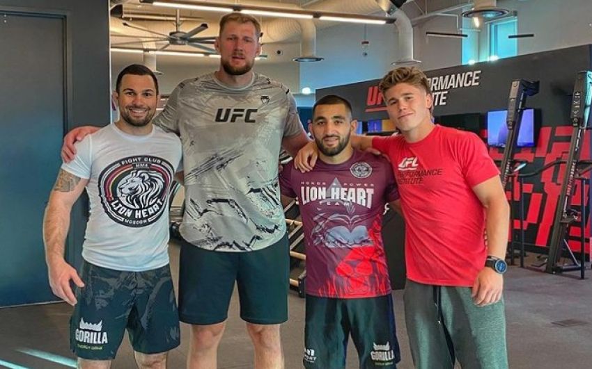 Вартанян тренируется вместе с Волковым в зале UFC