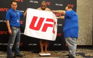 Хедлайнеры UFC 210 сделали вес! Но далеко не все прошло гладко...