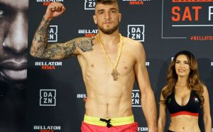 Ярослав Амосов против Дэвида Рикелза на турнире Bellator 225