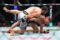 Ислам Махачев в доминирующей манере победил Джека Делла Маддалену на UFC 322 и завоевал титул в полусреднем весе