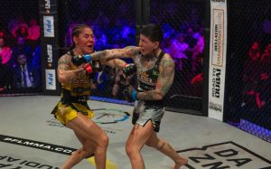 Крис Сайборг в кровавой битве победила Лариссу Пачеко на PFL Super Fights