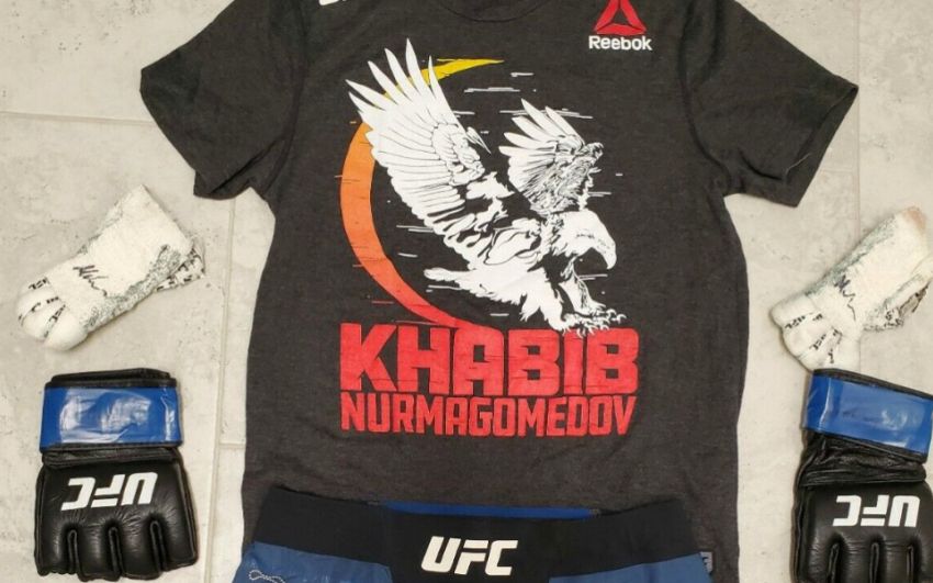 Дастин Порье выручил на аукционе $60,000 за экипировку с UFC 242 и футболку Хабиба