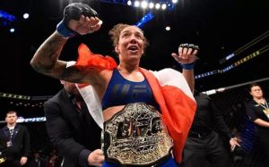В UFC шли разговоры о том, что чемпионка полулегкого веса освободит свой титул