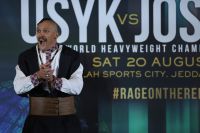 Александр Усик спел песню "Ой у лузі червона калина" после битвы взглядов с Джошуа: видео